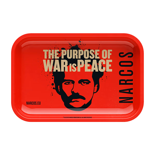 Červená kovová balicí podložka Narcos Medium s nápisem The Purpose of War is Peace